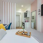 & Six Апартаменты